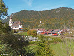 RB 5513 durchfährt auf der Außerfernbahn am 18. Oktober 2013 Vils in Tirol. Hinter dem Bergrücken liegt der Weißensee bei Füssen.