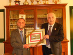 Consegna targa di ringraziamento al presidente uscente Umberto (Luciano) Canderan
