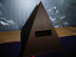 Leeres Pyramidengehäuse von Thomas