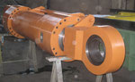 KOMPAUT - Cilindro oleodinamico diametro 400mm per ambiente siderurgico con applicazione a trasduttore esterno.