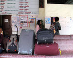 Battambang - 31 Décembre : Attente du Bus pour Phnom Penh. Le troisième sac est celui d'Elisabeth