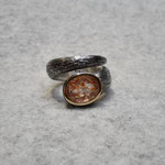 Silberring geschwärzt mit Konfettisonnenstein und 750er Gelbgoldfassung, 410 Eur