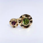750er Gelbgoldrin mit Peridot und Granat, 1.800 Euro