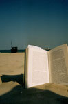 Ostseestrand mit Buch