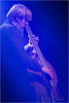 Markus Conrads in blau. Bildformat: 1 / 1,5