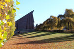 © Helga Karl. Sowjetisches Ehrenmal Treptower Park im Herbst. Lange Schatten der Hänge-Birken auf dem Weg zu den Steinernen Fahnen