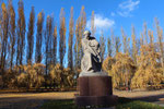 © Helga Karl. Sowjetisches Ehrenmal Treptower Park, Mutter Heimat vor blauem Himmel und herbstlichen Pappeln.