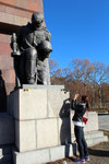 © Helga Karl. Sowjetisches Ehrenmal Treptower Park. Eine junge Frau fotografiert die Rote Rose, niedergelegt am Sockel des Denkmal Knieender Rotarmist.