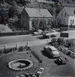 Blick auf den Springbrunnen und die Ein- und Ausfahrt Reichsstr. 18 in den 50ern/60ern