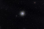 >> 30'000 Lichtjahre - Kugelsternhaufen  M15; enthält nebst einer halben Million Sterne auch einen Planetarischen Nebel (Pease 1).