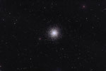 >> 30'000 Lichtjahre - Kugelsternhaufen  M15; enthält nebst einer halben Million Sterne auch einen Planetarischen Nebel (Pease 1).