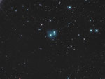 >> 1'600 Lichtjare  -  VdB 1, Reflexionsnebel; links unterhalb davon: V633, ein ganz am Beginn seiner Entwicklung stehender, veränderlicher Stern mit blasser Fahne.