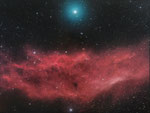 >> 1'000 Lichtjahre - Emissionsnebel  NGC 1499  "Kalifornien Nebel"; wird vom Riesenstern Menkib zum Glühen gebracht.