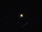 >> 200 Lichtjahre - Stern Mirach; dahinter >> 10 Mio. Lichtjahre - Zwerg-Galaxie NGC404 "Mirachs Geist"