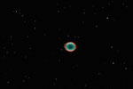 >> 2'300 Lichtjahre - Planetarischer Nebel  M57  "Ringnebel"; entweichende Gashülle mit Sternleiche (Weisser Zwerg) im Zentrum.
