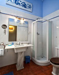 ... and shower! / ... ¡y ducha!