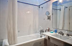 The bathroom with a bathtub... / El baño con bañera...