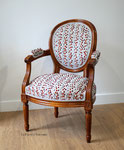 Fauteuil enfant style Louis XVI. Tissu Casal Janeiro Coquelicot