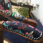 Fauteuils Louis XVI. Tissu uni Casal Amara et tissu Cocarde Christian Lacroix 