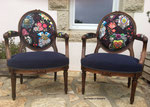 Fauteuils Louis XVI. Tissu uni Casal Amara et tissu Cocarde Christian Lacroix 