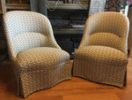 Fauteuils Crapaud, jupe et plis Dior
