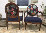 Fauteuils Louis XVI. Tissu uni Casal Amara et tissu Cocarde Christian Lacroix 