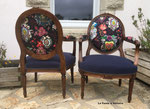 Fauteuils Louis XVI. Tissu uni Casal Amara et tissu Cocarde Christian Lacroix 