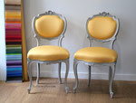 Ensemble de chaises et fauteuils, aérogommage, peinture, tissu Lelièvre Vizir, passepoil double corde.