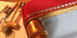 Chaise rouge : Réfection complète de l'assise velours rouge et galon effet clou