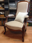 Fauteuil Voltaire : Réfection complète traditionnelle et coussin en rappel du dos