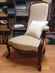 Fauteuil Voltaire : Réfection complète traditionnelle et coussin en rappel du dos