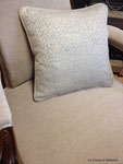 Fauteuil Voltaire : Réfection complète traditionnelle et coussin en rappel du dos