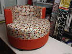 Fauteuil et pouf Seventies : tissus Casal Omega et Nobilis Zen