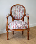 Fauteuil enfant style Louis XVI. Tissu Casal Janeiro Coquelicot