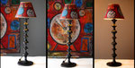 O'Clock" - Hauteur 66,50 cm - pied 17 cms - largeur 23 cm - bois laqué noir et abat-jour dessiné à la main - Tableau assorti, voir dans les tableaux -  140€