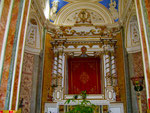 Uno degli altari della navata laterale