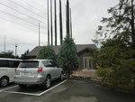 都市樹木再生センターの駐車場と事務所(この左手奥に処理施設がある)