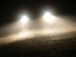 Autoscheinwerfer bei Nebel