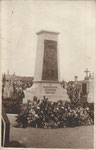 Ath Anonyme [photo-carte, sans légende  cimetière avec Monument aux Morts]