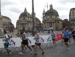 Piazza del Popolo - hier läuft man eine 330° Kurve.