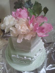 torta con fiori di zucchero e decorata con ghiaccia reale (royal icing)