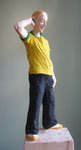 "Mann mit gelbem T-Shirt" Linde, Acryl - Höhe mit Sockel 43 cm
