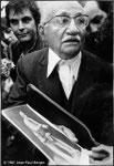 21 mai 1981 - Devant le Panthéon - À la sortie de François Mitterrand du Panthéon - Syndicaliste avec un portrait de Jean Jaurès.