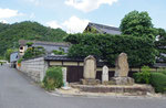 エネオスＧＳ北の石碑群、道標は左の塀の角