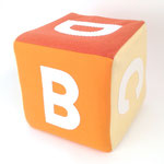布小物101　サイコロ黄色＆オレンジ系アルファベット　270×270×270　¥2,800