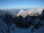 Der Blick nach Norden zum Dobratsch (2167m), beim Übergang vom Schatten zur Sonne im Tal liegt der Ausgangspunkt dieser Tour Riofreddo