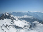 Blick vom Fuße des Presteljenik nach Osten in den slowenischen Teil der Julischen Alpen, der höchste Berg im Hintergrund ist der Triglav (2864m)