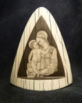 Scrimshaw "Madonna mit Kind" auf antikem Elfenbein  ca. 106 Std.