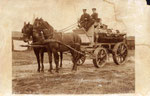 Klaas Wiersma en Piet Klumper met de paarden Prins en Miena (1910)