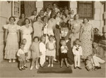Sikke Nauta (voorste rij, 2e v.l.) & Egberdina de Vries (achter de zwarte piet) Sinterklaasfeest bij de fam. Brandon - Bravo (1933)